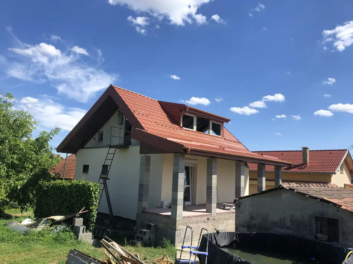 Családi ház – cserepeslemez tetőfedés
