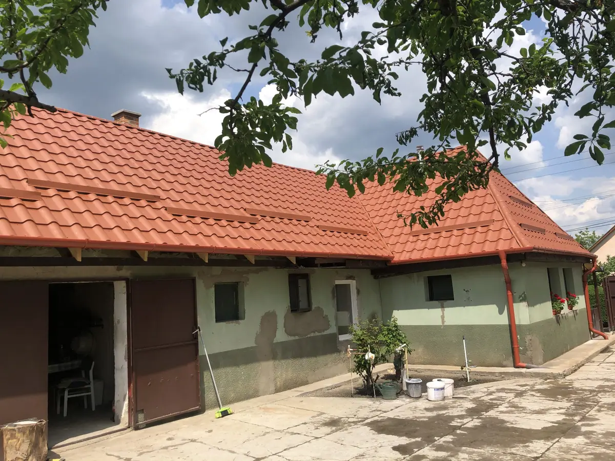 Családi ház – cserepeslemez tetőfedés