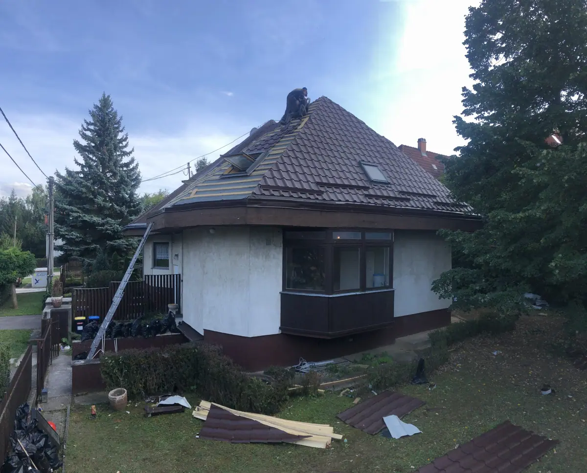 Családi ház – cserepeslemez tetőfedés – kivitelezés közben
